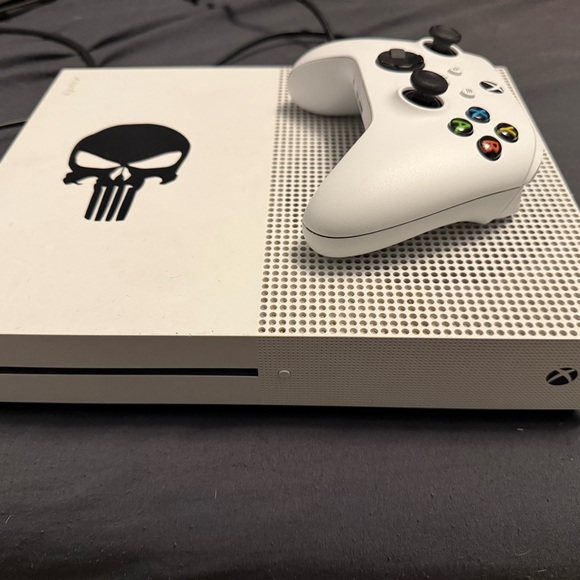 White Gaming Console with Controller - Picture 3 of 3